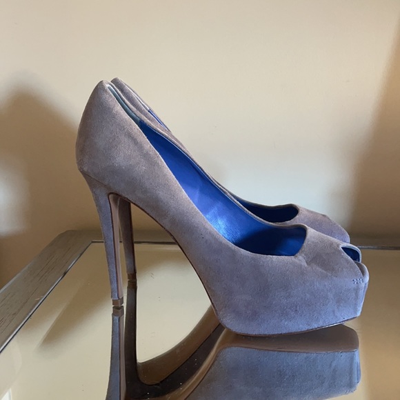 Gray suede Elie Tahari peep toe pumps platform heel. - Picture 3 of 4
